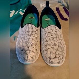 Brand new AMS Vionic woman's slide on shoes